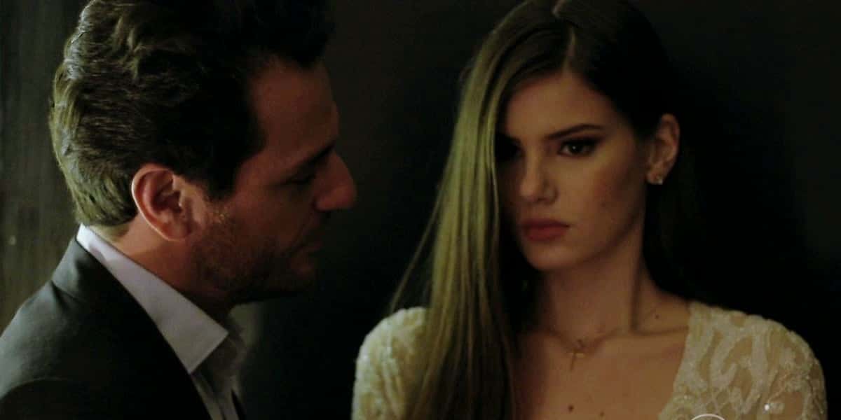 Angel (Camila Queiroz) e Alex (Rodrigo Lombardi) no momento em que se conhecem em Verdades Secretas (Foto: Reprodução/Globo)