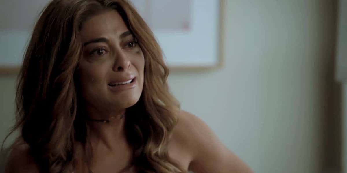 Bibi (Juliana Paes) fica até desnorteada com a notícia vinda de Caio (Rodrigo Lombardi) em A Força do Querer (Foto: Reprodução/Globo)
