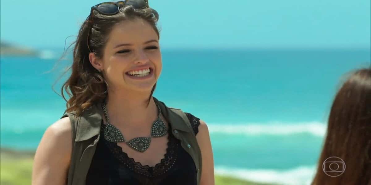 Camila ajuda em tramoia do bem em Haja Coração (Foto: Reprodução/Globo)