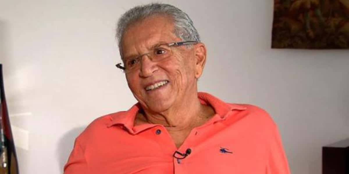 Carlos Alberto de Nóbrega do programa "A Praça é Nossa" (Foto: Reprodução/YouTube)
