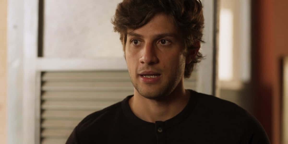 Chay Suede como Danilo na novela Amor de Mãe (Foto: Reprodução/Globo)