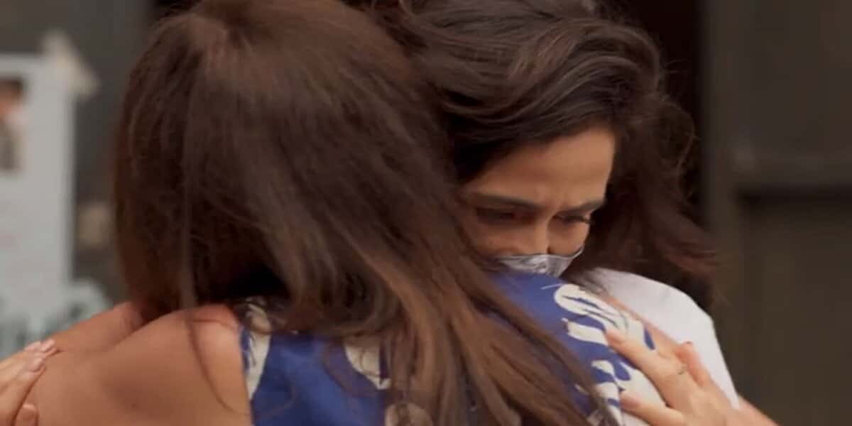 Érica (Nanda Costa) abraça Thelma (Adriana Esteves) e fica estranha em Amor de Mãe (Foto: Reprodução/Globo)