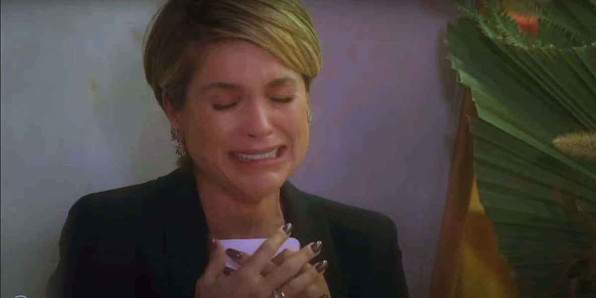 Helena (Flavia Alessandra) chora pela filha na novela Salve-se Quem Puder (Foto: Reprodução/Globo)