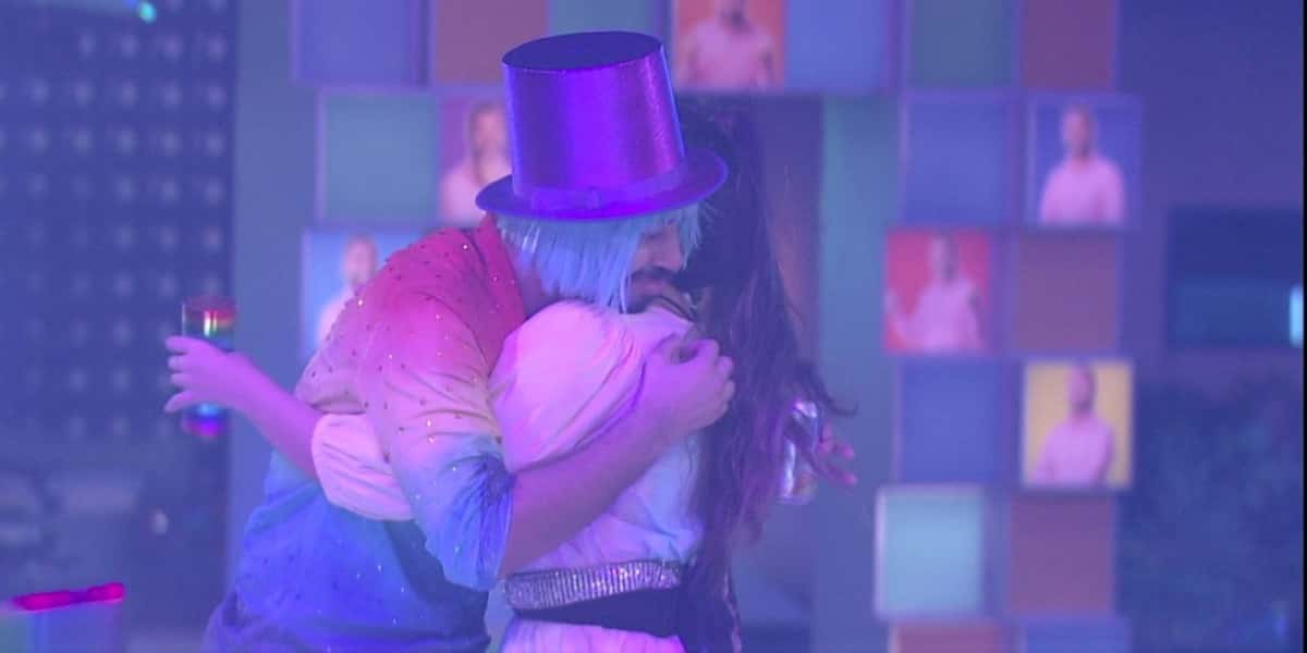 Gilberto e Juliette se abraçando na Festa do Líder no BBB21 (Foto: Reprodução)