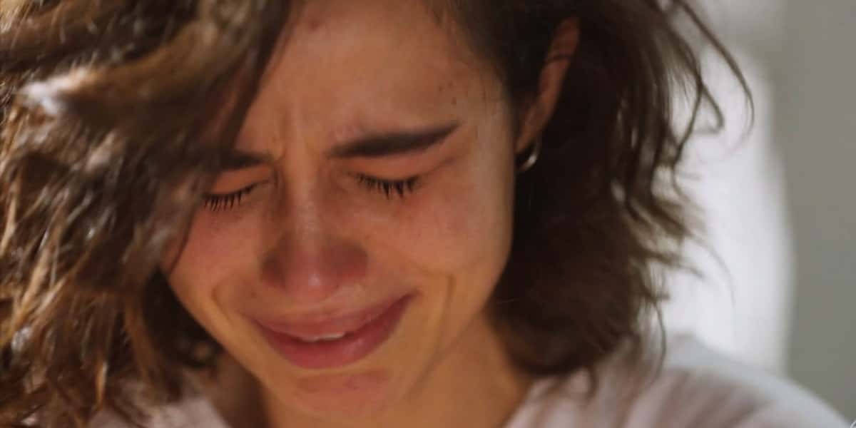 Érica (Nanda Costa) sofre com atentado em Amor de Mãe (Foto: Reprodução/Globo)