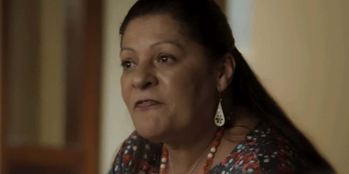 Nazaré (Luci Pereira) arranca máscara de Ritinha (Isis Valverde) em A Força do Querer (Foto: Reprodução/Globo)