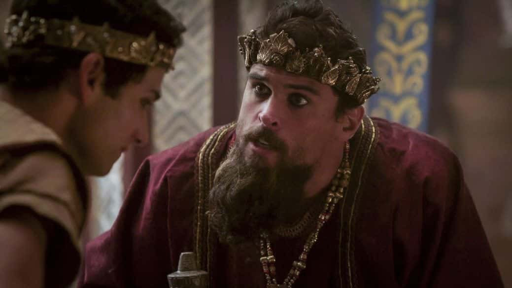 Rei Ibbi-Sim (Felipe Roque) esculacha o filho em Gênesis (Foto: Blad Meneghel/ Record TV e Divulgação Record TV)
