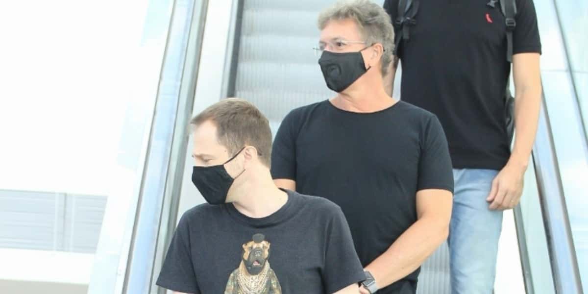 Tiago Leifert e Boninho foram flagrados em shopping no Rio de Janeiro (Foto: Fabricio Silva/AgNews)
