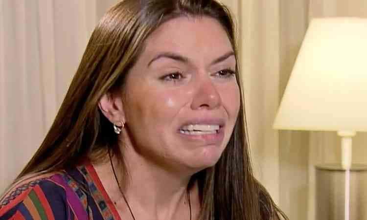 Cybelle Hermínio chorou ao falar sobre as polêmicas envolvendo Tom Veiga (Foto: Reprodução/Record)