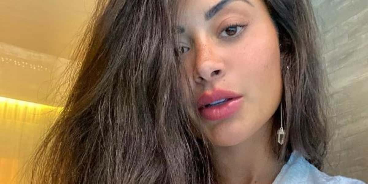Aline Riscado abre a roupa e mostra seios gigantes (Foto: Reprodução)