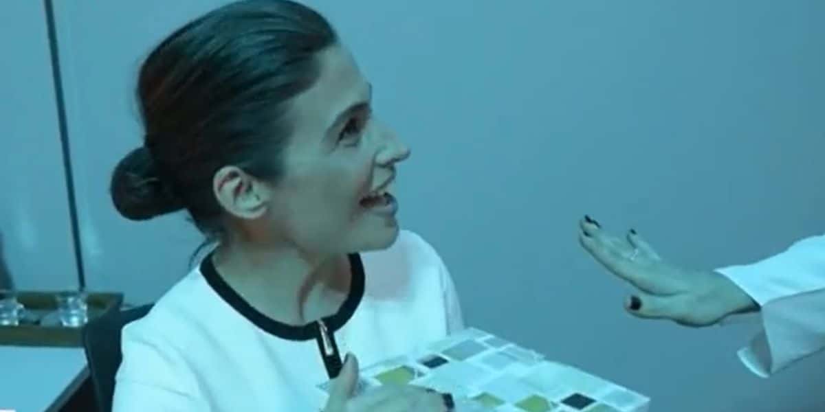 Renata Vasconcellos sendo presenteada nos bastidores do Jornal Nacional (Reprodução: Globo)