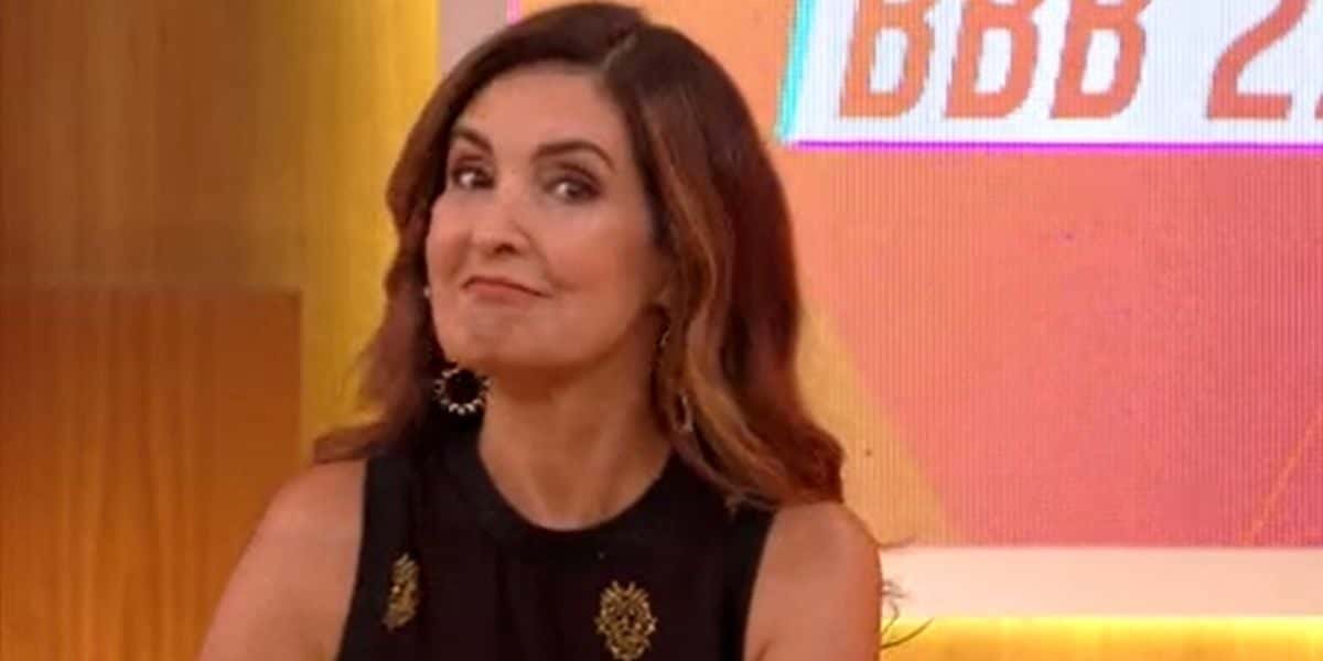 Momento em que Fátima Bernardes fica em silêncio, olhando às câmeras (Foto: Reprodução)