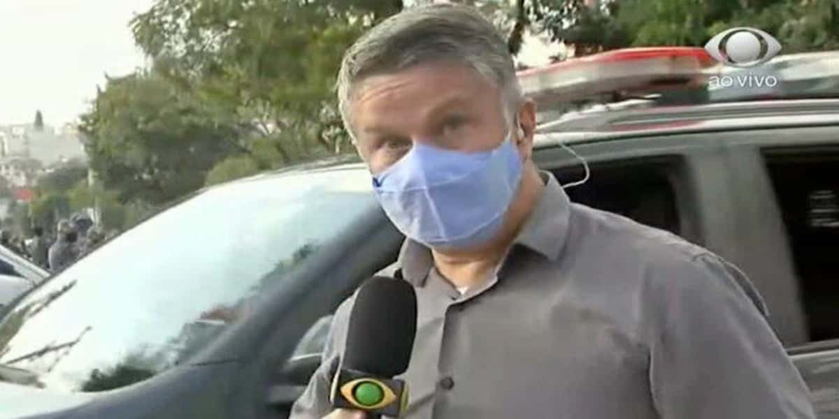 O repórter Marcelo Moreira quase foi atropelado por um carro de polícia durante uma passagem ao vivo com Datena (Foto: Reprodução / Band)