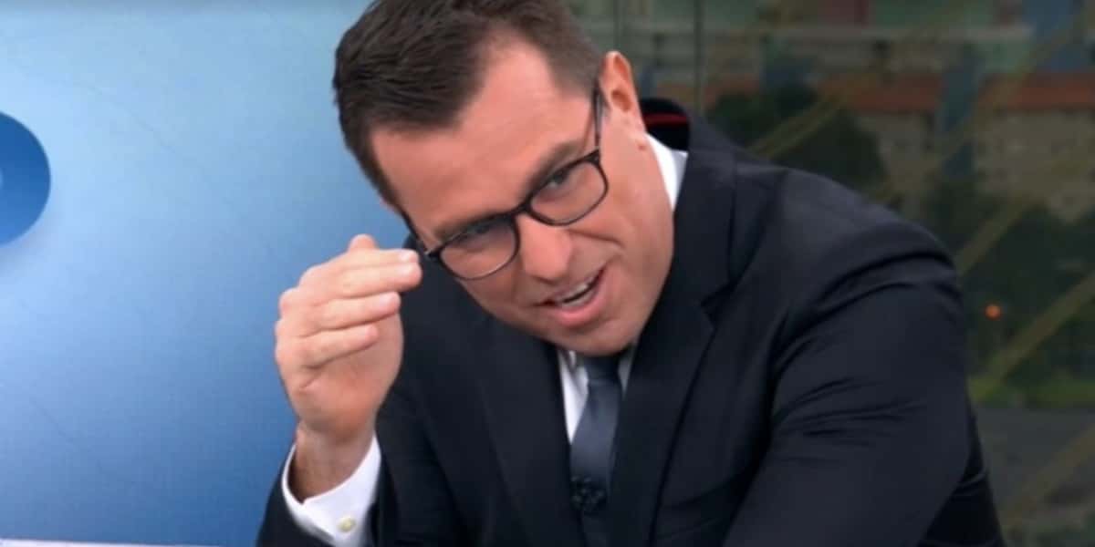 Rodrigo Bocardi foi pego de surpresa com repórter fazendo divulgação de Gênesis durante telejornal ao vivo (Foto: Reprodução)