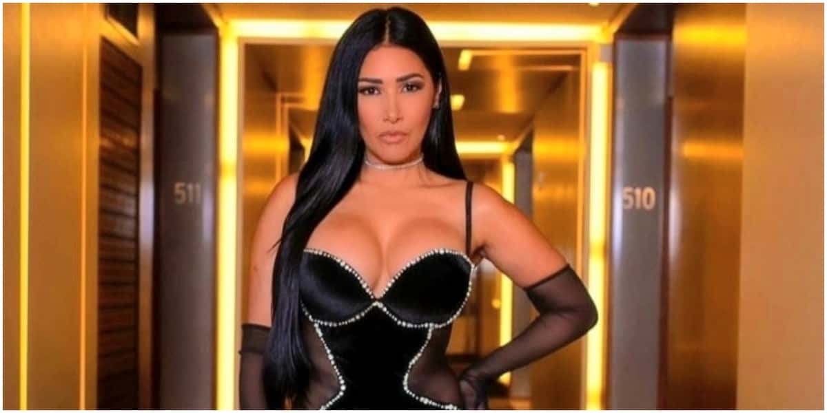 Simaria mostrou os seios ao fazer topless em praia (Foto: Reprodução)
