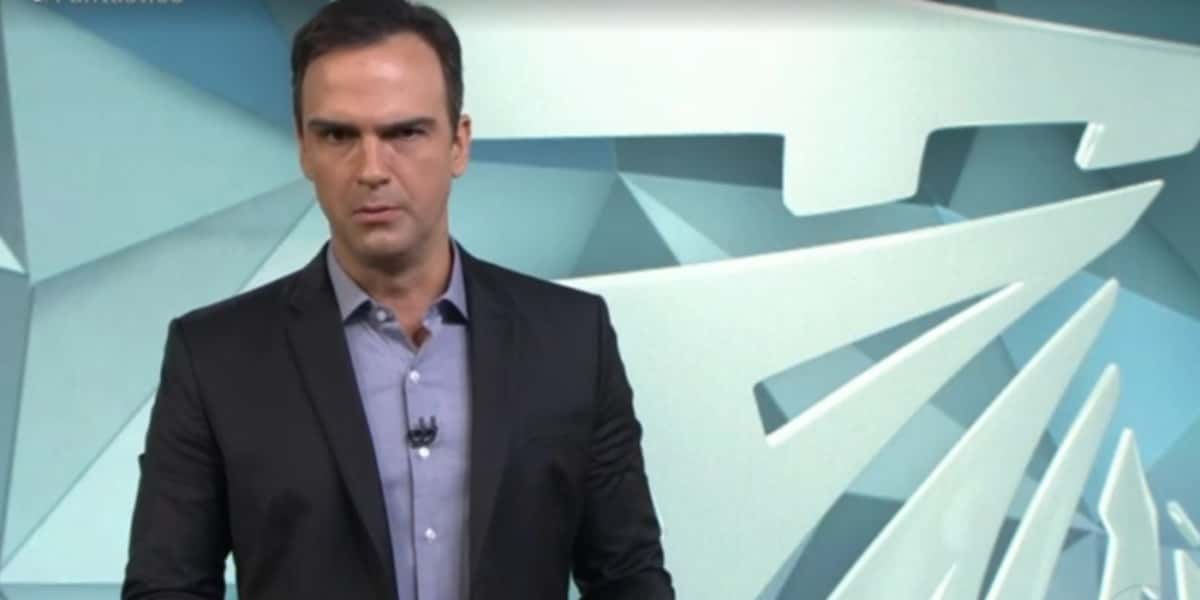 Tadeu Schmidt no comando do Fantástico (Foto: Reprodução)