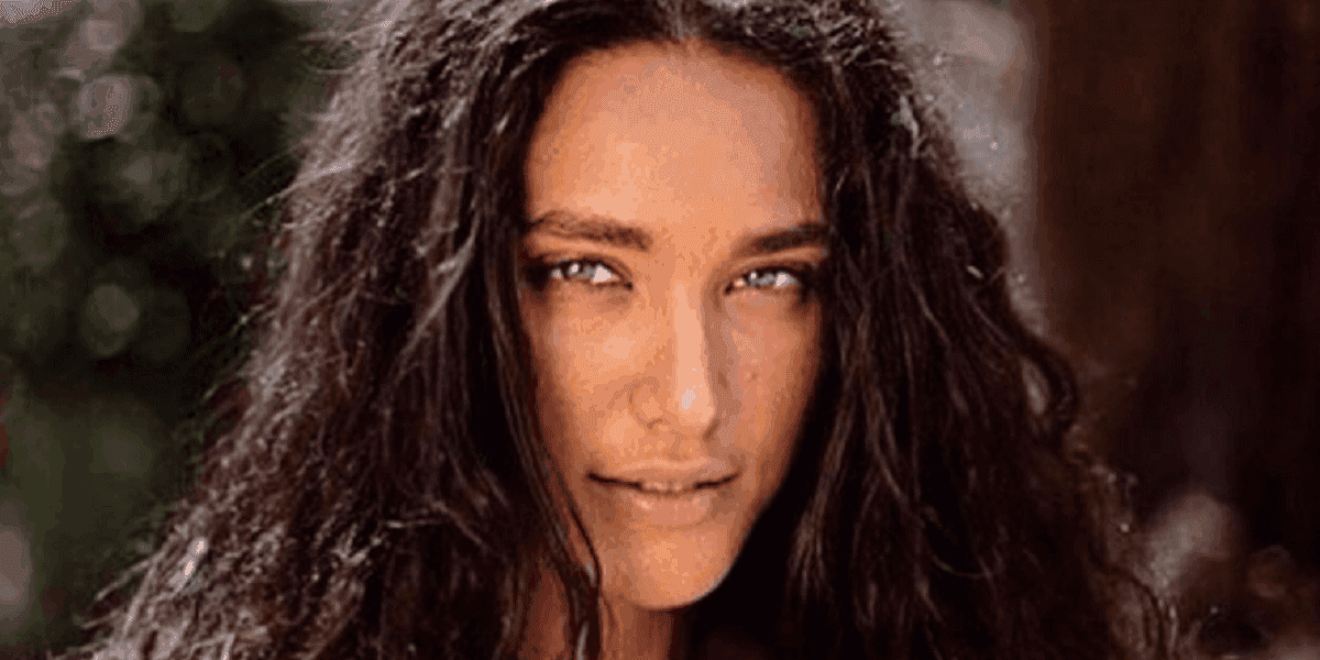 Débora Nascimento surgiu completamente nua em fotos (Imagem: Reprodução)