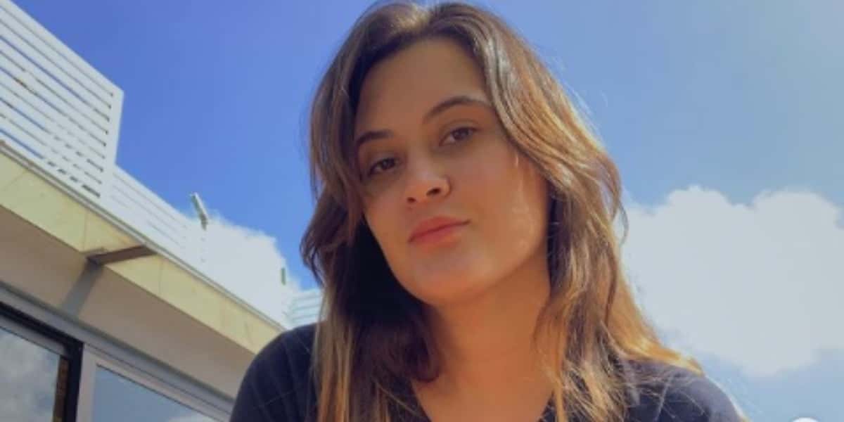 Bia Bonemer sensualiza na sacada e mostra parte íntima sem pêlos (Foto: Reprodução)