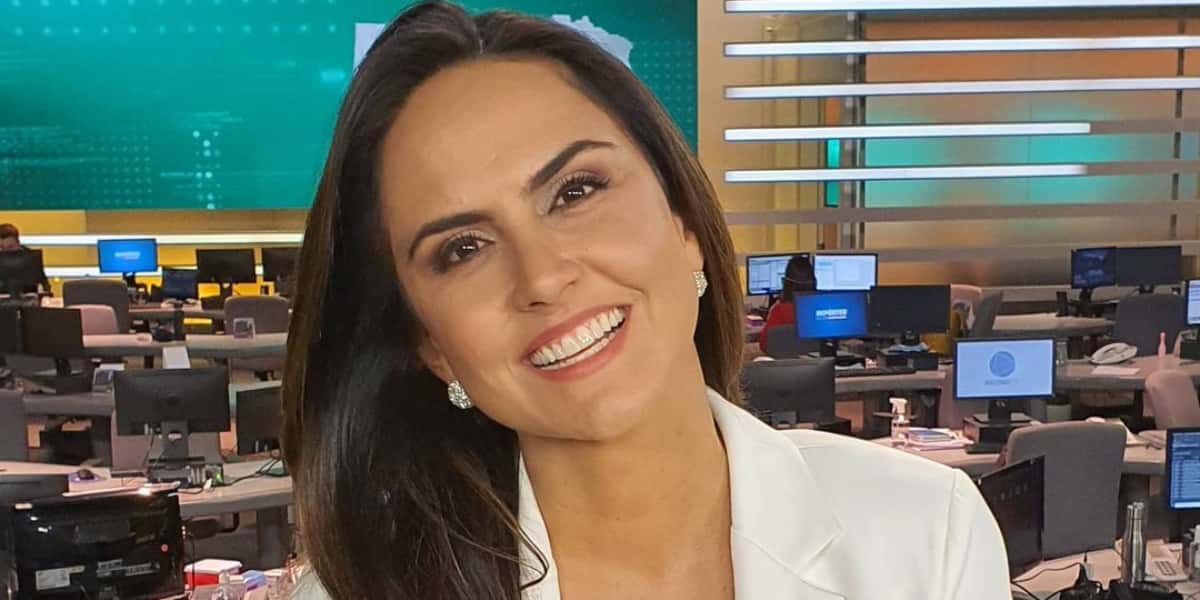Carla Cecato na Record (Foto: Reprodução/Instagram)