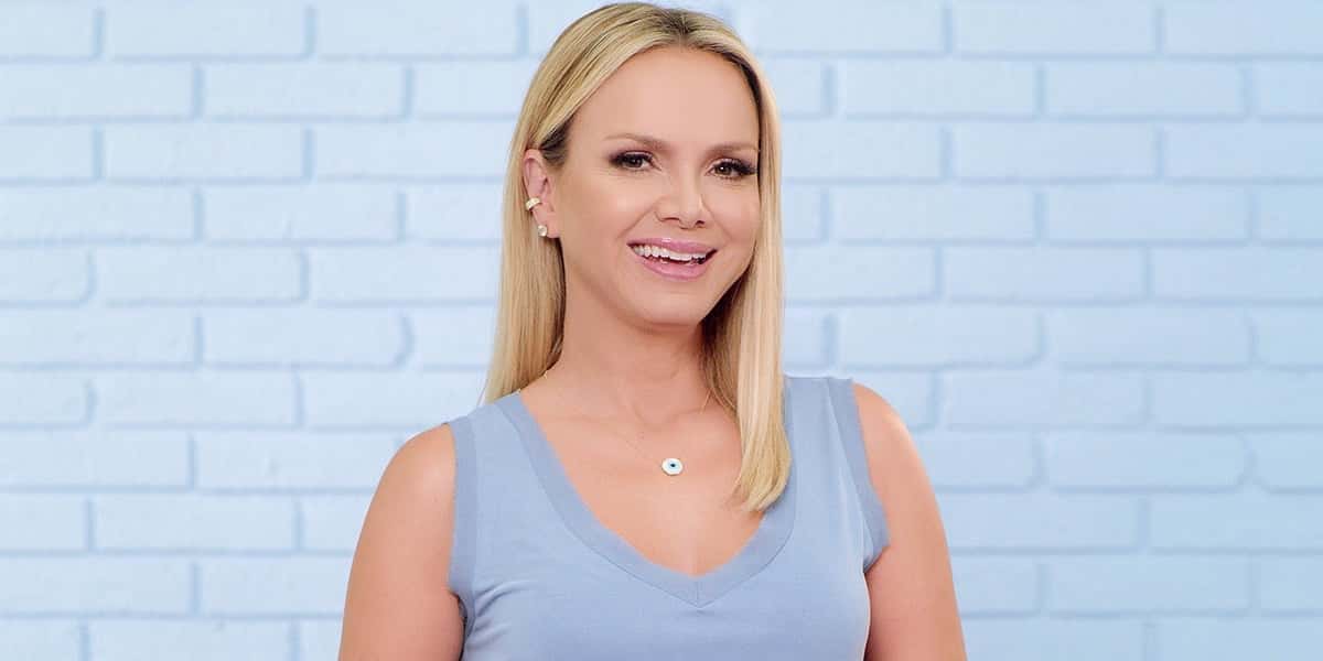 Contratada de Silvio Santos, a apresentadora Eliana comanda um programa de grande sucesso aos domingos no SBT e bate de frente diretamente com a audiência de Rodrigo Faro na Record (Foto: Reprodução)