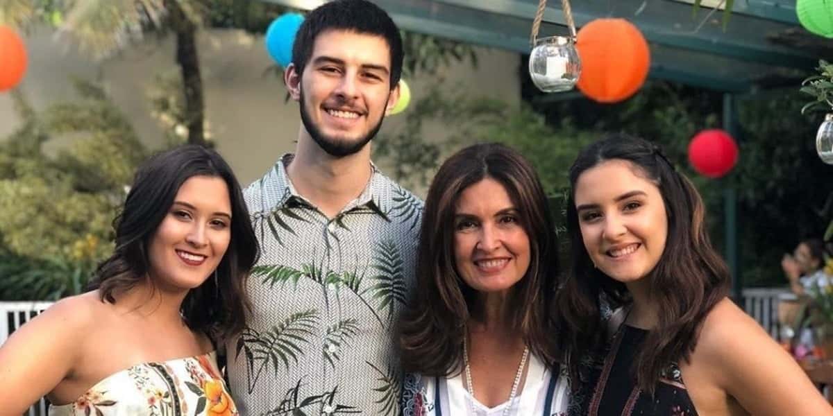 Fátima Bernardes e William Bonner são pais de trigêmeos: Bia, Laura e Vinicius Bonemer (Foto: Reprodução / Instagram)