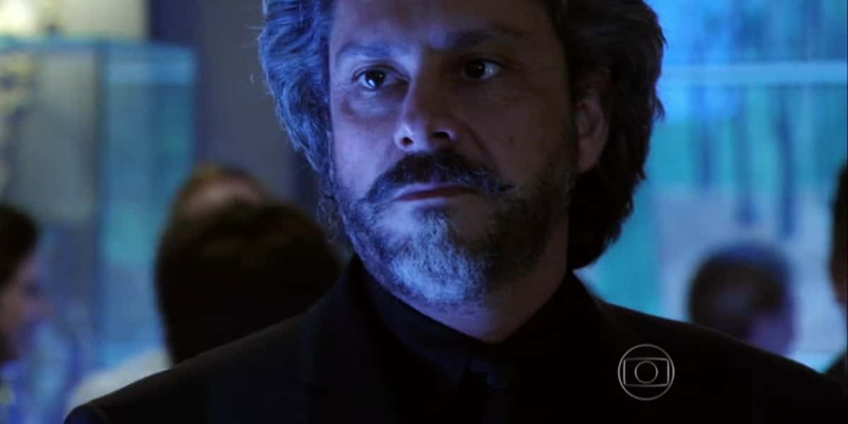 José Alfredo é escroto com a própria filha em Império (Foto: Reprodução/Globo)