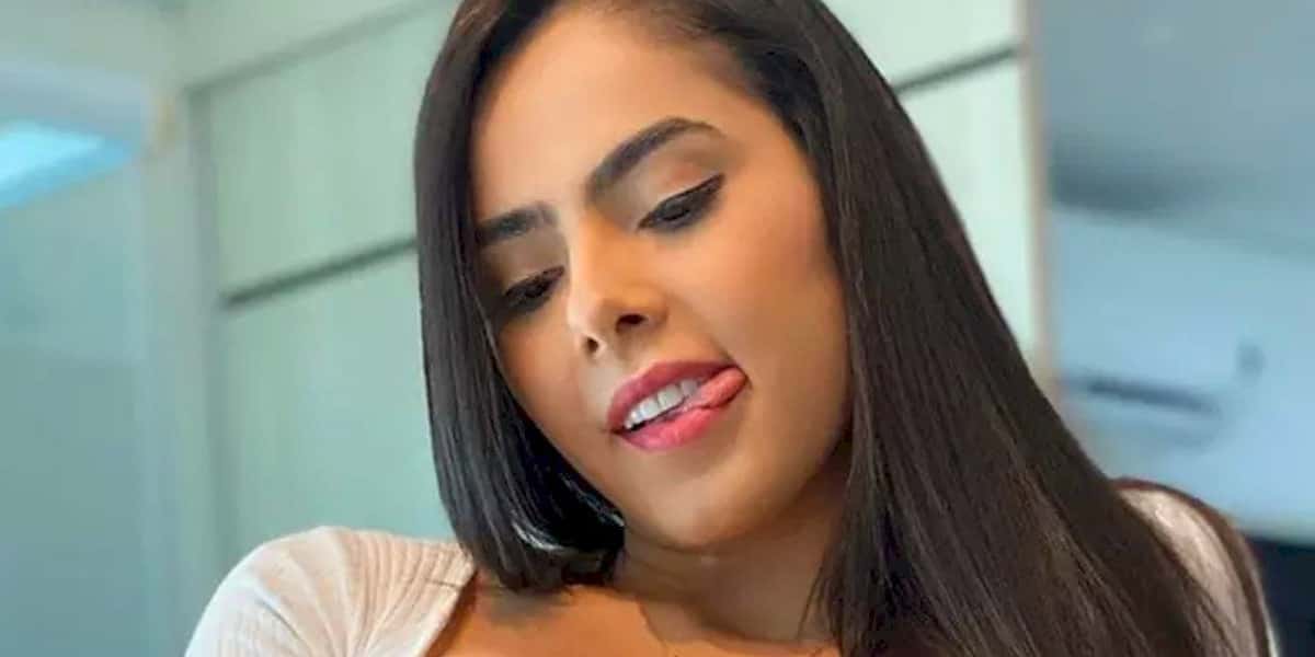 Juliana Caetano vai em matagal r mostra parte íntima (Foto: Reprodução)