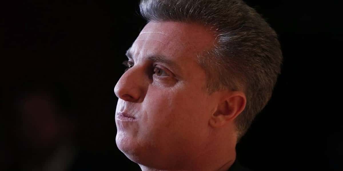 O apresentador Luciano Huck e sua produção teriam trocado o carro de um participante do quadro "Lata Velha" (Foto: Reprodução)
