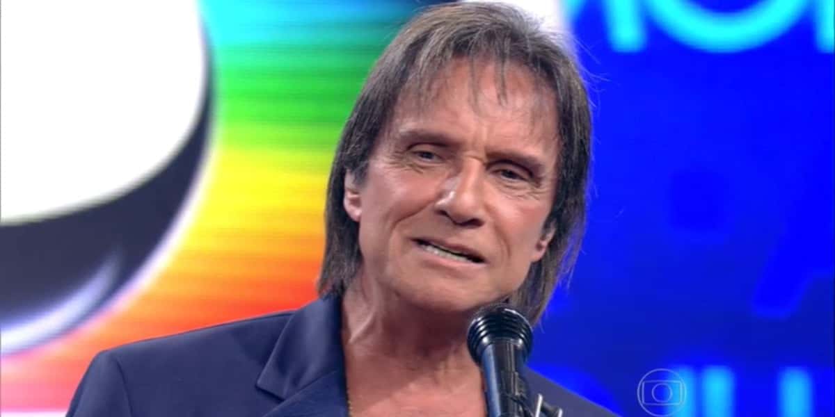 Roberto Carlos recebeu mensagem de mulher dizendo que ia ficar nua na frente dele (Foto: Reprodução)