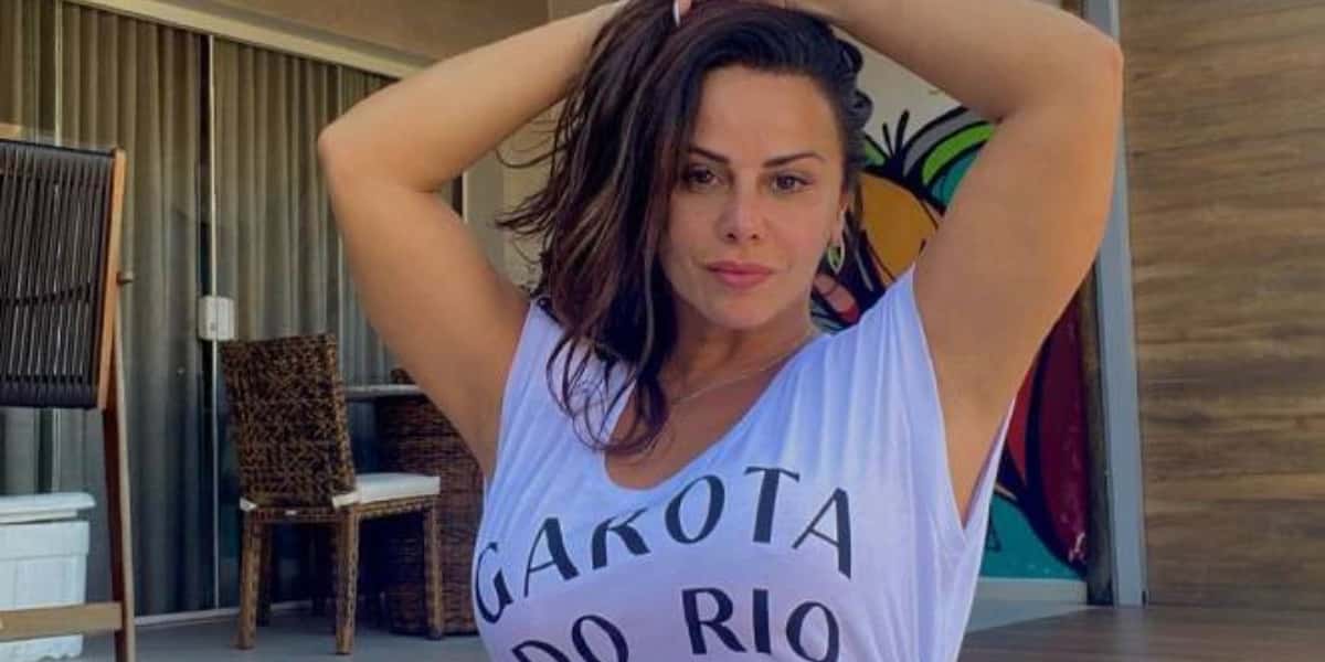 Viviane Araújo surge com calcinha enfiada (Foto: Reprodução)