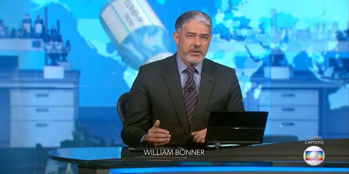 William Bonner apareceu de barba na bancada do Jornal Nacional, após passar as últimas duas semanas de férias (Foto: Reprodução / TV Globo)