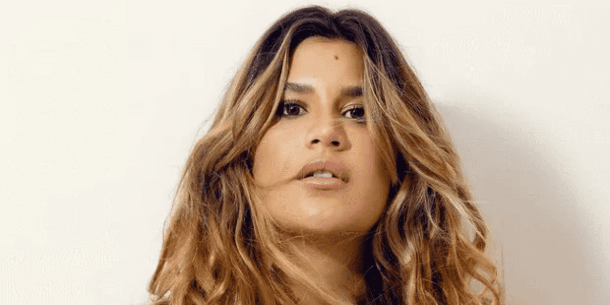 Giulia Costa surgiu de 4 ao contrário em vídeo no Instagram (Foto: Reprodução)