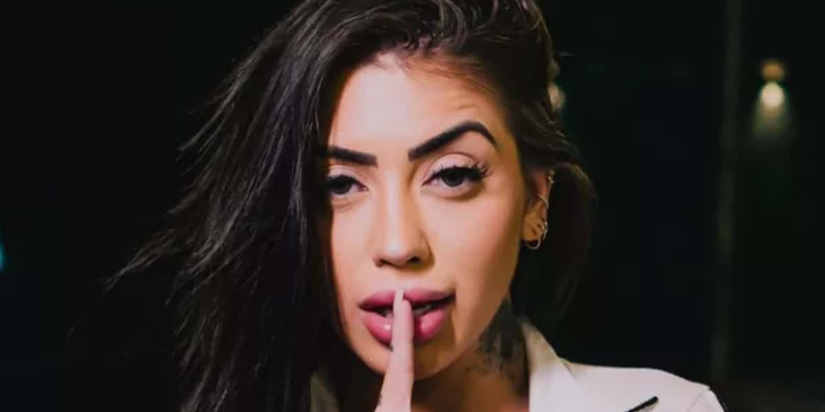 Mirella surgiu completamente pelada em vídeo (Foto: Reprodução)