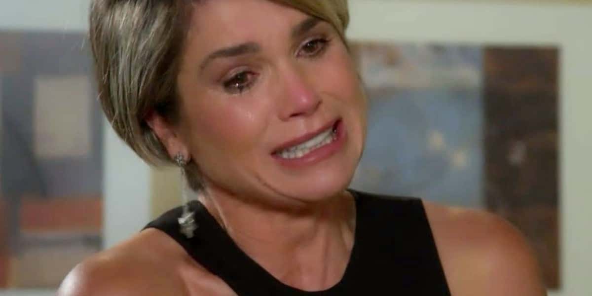 Helena sem acreditar no que vê em Salve-se Quem Puder (Foto: Reprodução/Globo)