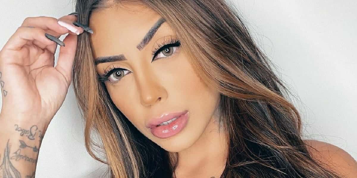 Mirella abre às pernas na cama e puxa a calcinha com vontade (Foto: Reprodução)