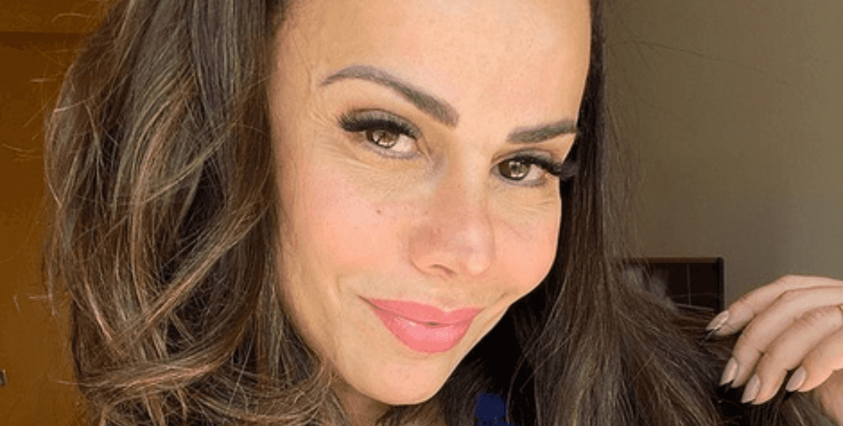 Viviane Araújo abriu as pernas em clique ousado (Foto: Reprodução)