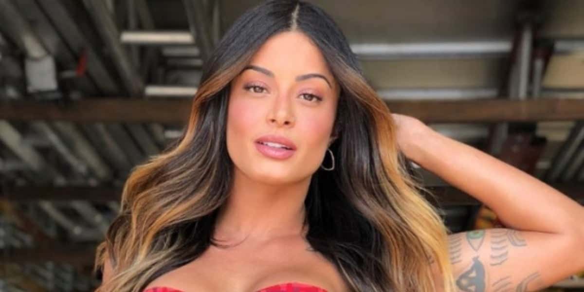 Aline Riscado sensualiza e esbanja boa forma (Foto: Reprodução)