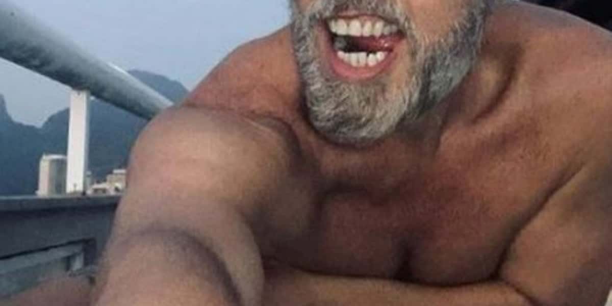 Ator lamentou perder seguidores após publicar foto agarrado com o marido (Imagem: Reprodução)