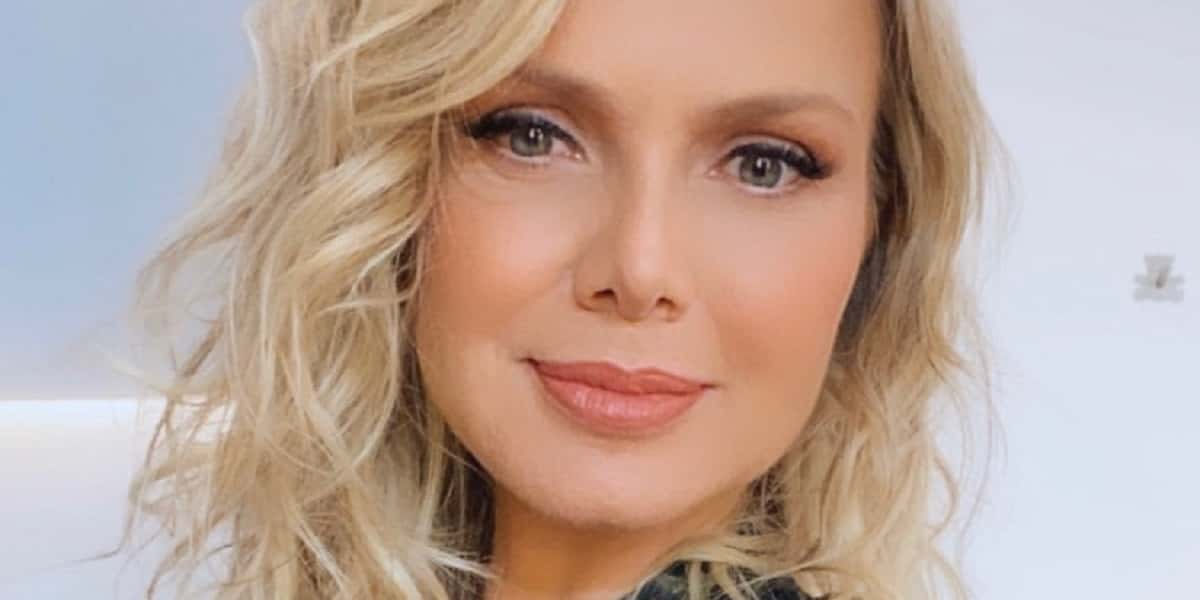 Eliana surgiu em foto no espelho esbanjando o seu biquíni e o corpo em forma (Foto: Reprodução/Instagram)