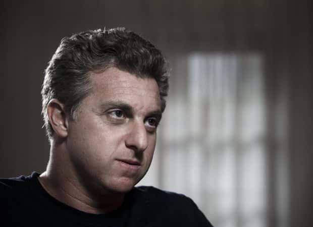 Até o momento, Luciano Huck é a única certeza pros domingos da Globo de 2022 (Foto: Reprodução)