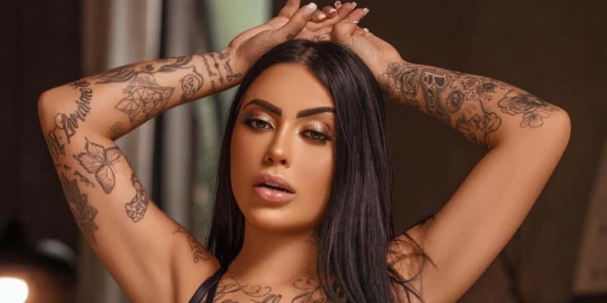 MC Mirella provoca em vídeo quente e volumão do capô fica em destaque (Imagem: Reprodução)