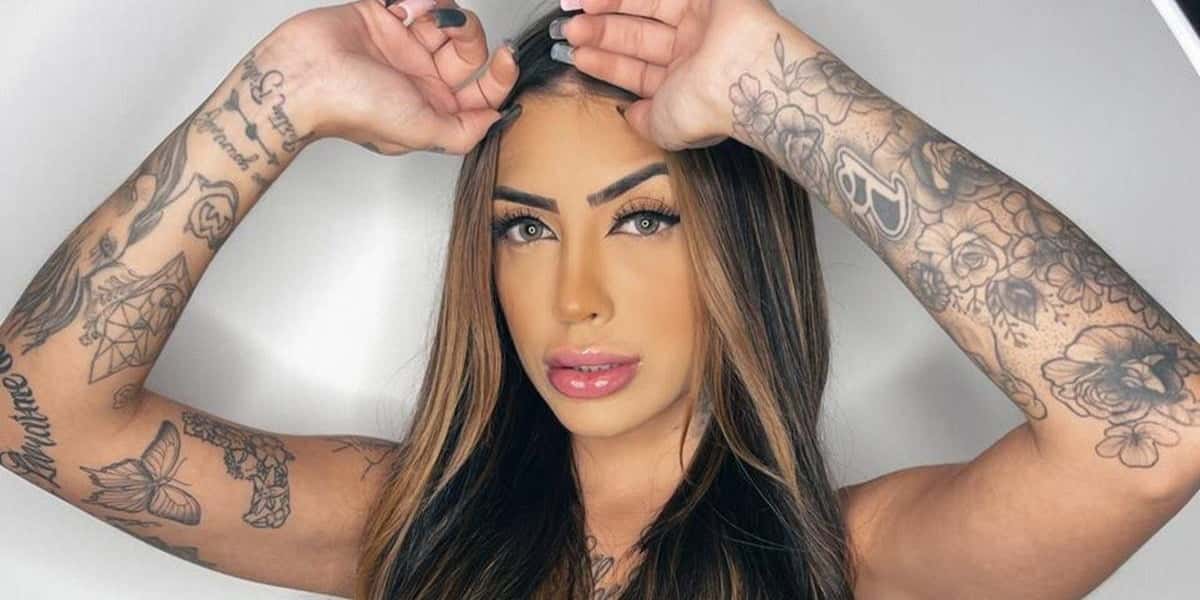 Mirella ficou com perereca lisinha à mostra (Foto: Reprodução)