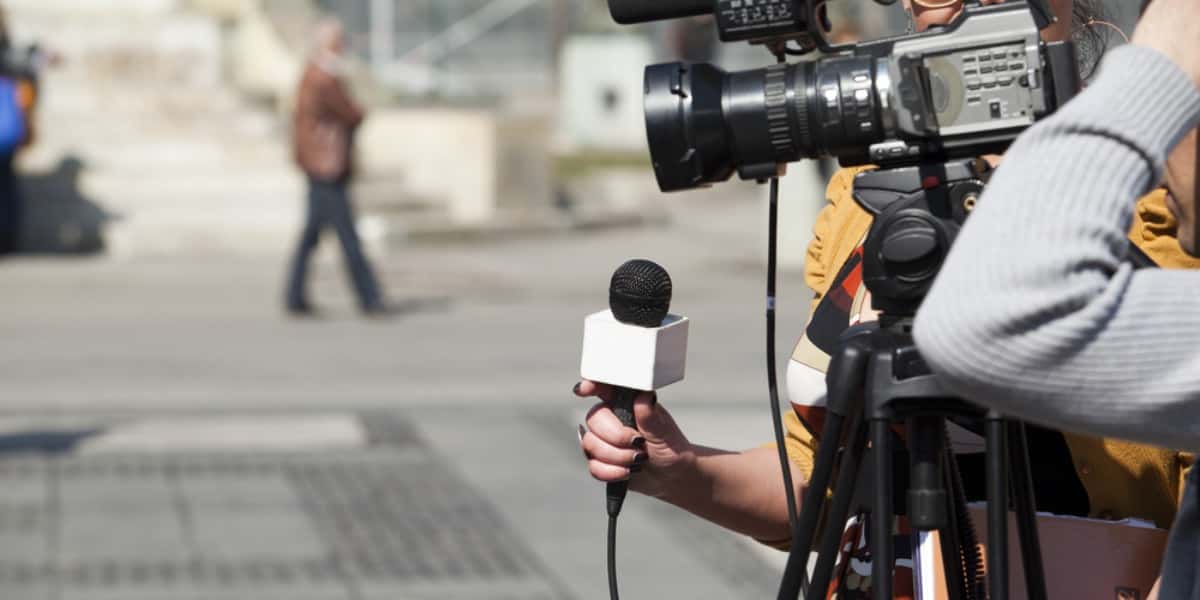 Repórter faz sexo ao vivo durante reportagem (Foto: Reprodução)