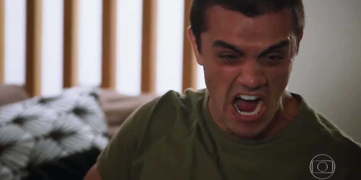 Téo (Felipe Simas) terá o seu final feliz em Salve-se Quem Puder (Foto: Reprodução/Globo)