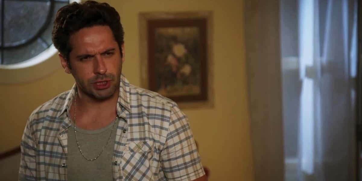 Zezinho não sabe se deve acreditar nas mocinhas em Salve-se Quem Puder (Foto: Reprodução/Globo)