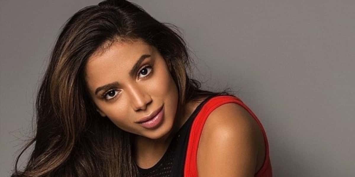 Anitta fez a alegria dos marmanjos ao exibir foto na praia com o short aberto (Foto: Reprodução)