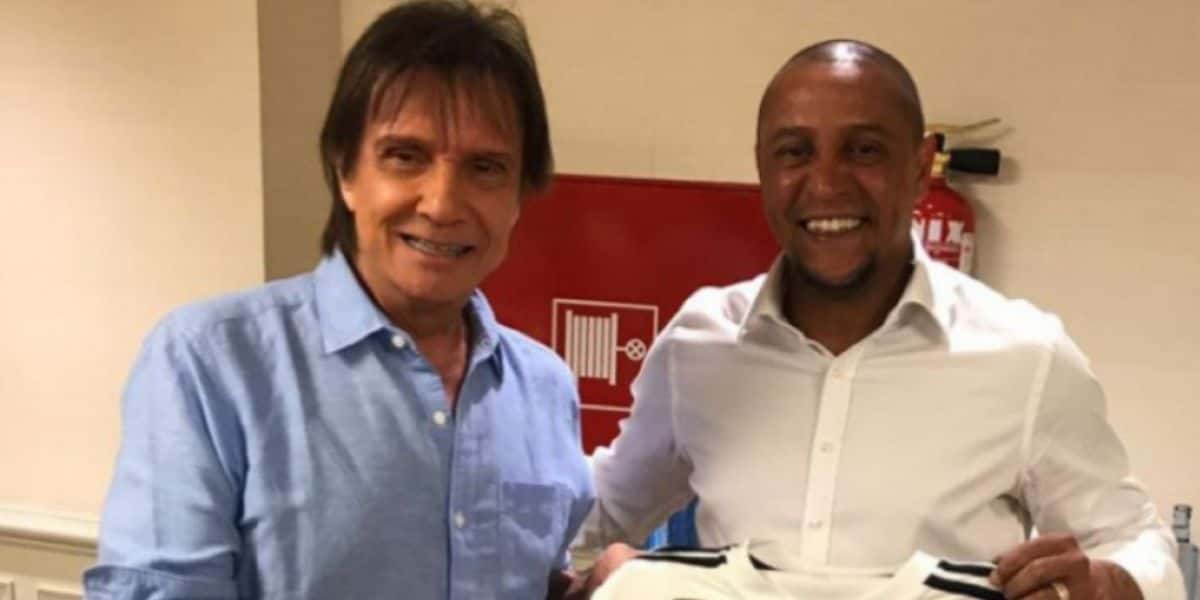 Jogador Roberto Carlos ao lado de Rei (Reprodução)