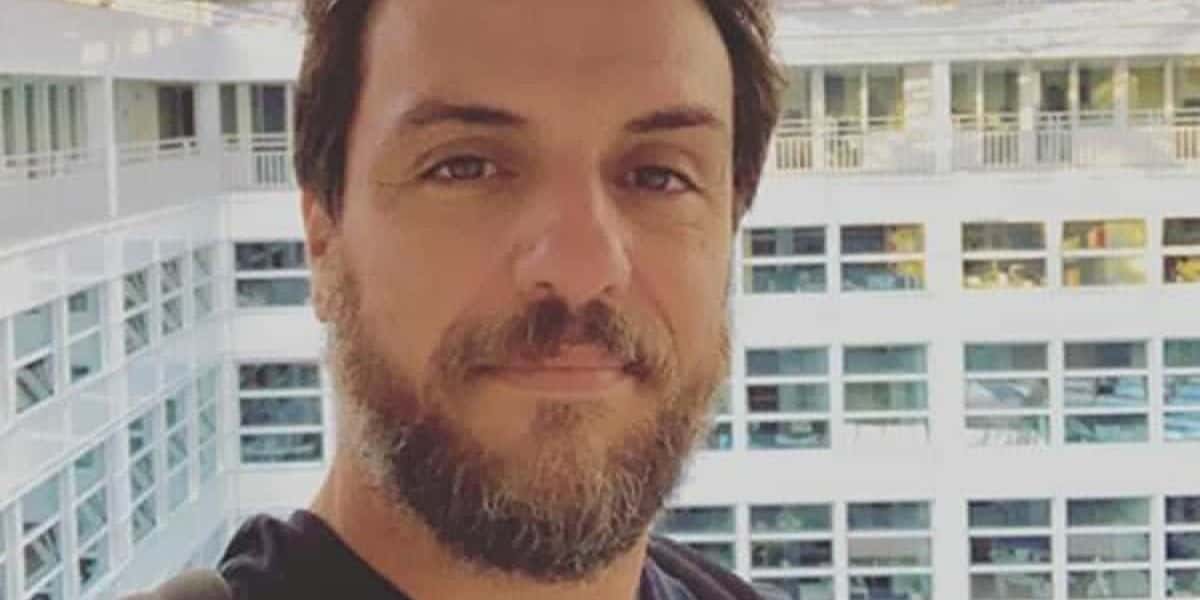 Rodrigo Lombardi surgiu em cadeira de rodas (Foto: Reprodução)