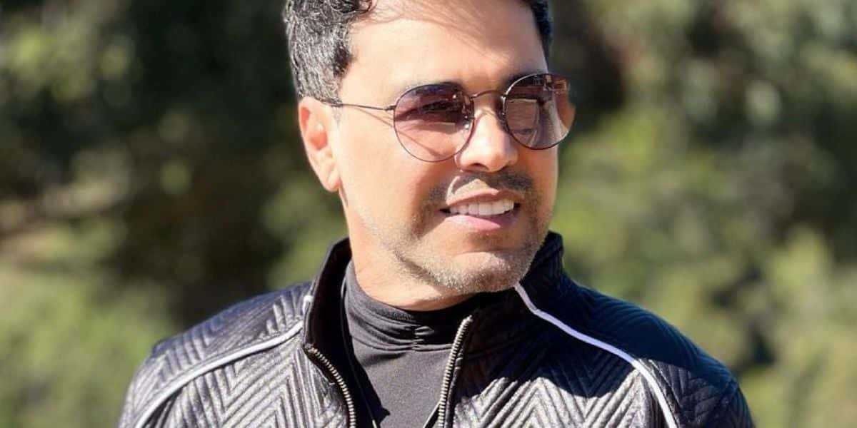 Zezé Di Camargo surgiu pelado (Foto: Reprodução)