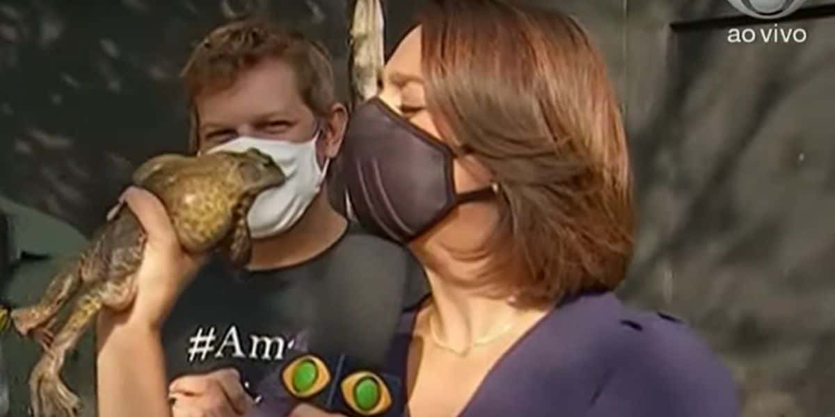 Catia Fonseca trocou carícias com o sapo ao vivo na Band (Reprodução)